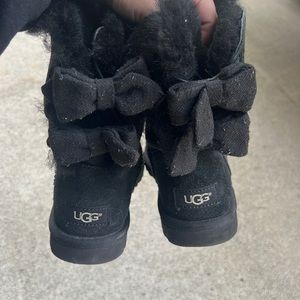 SIZE 6 Short black bow tie UGGS